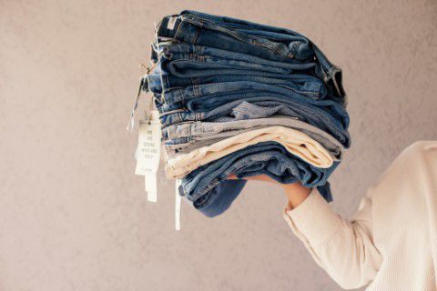 Frau mit Kleiderspende